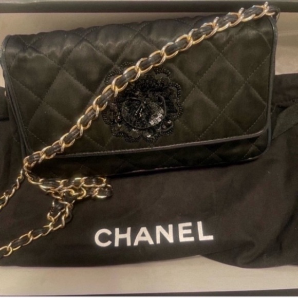 VINTAGE CHANEL Black Quilted Crossbody Bag with Chain - Picture 8 of 8